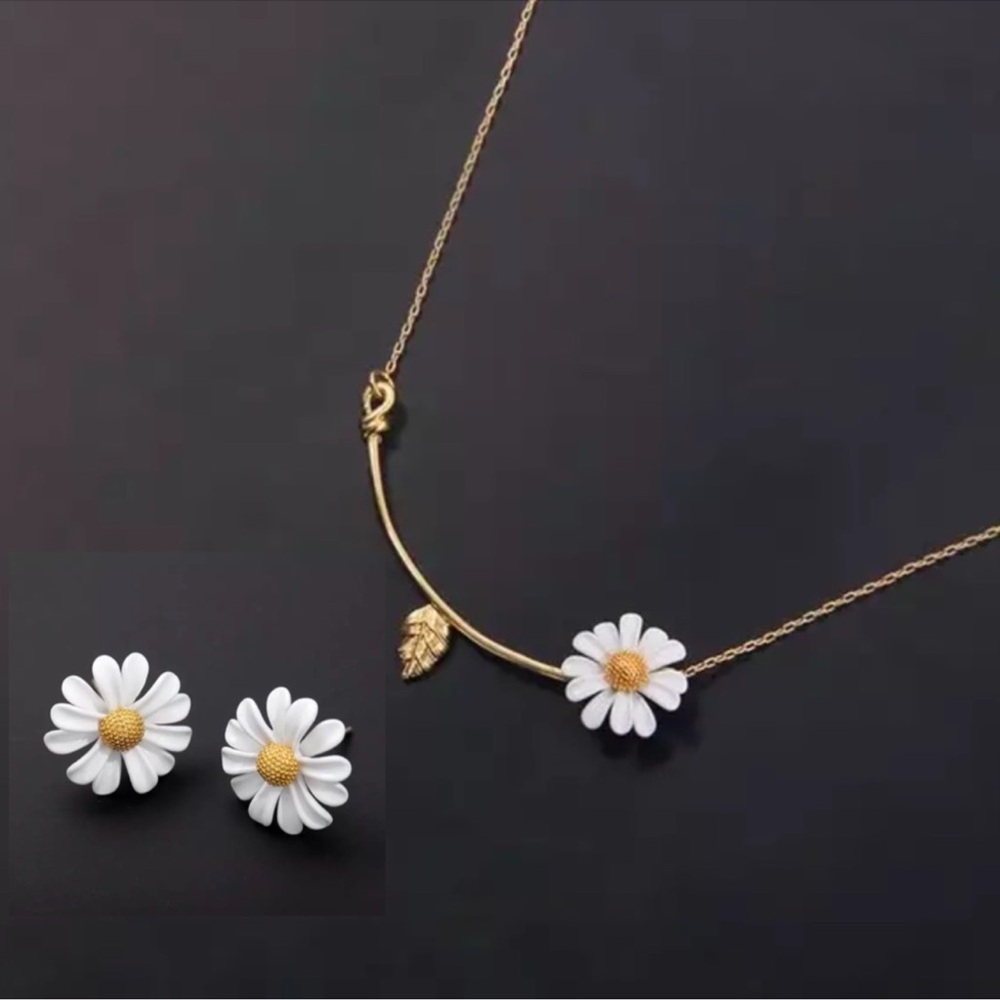 Daisy Bloom Necklace and Earrings Set